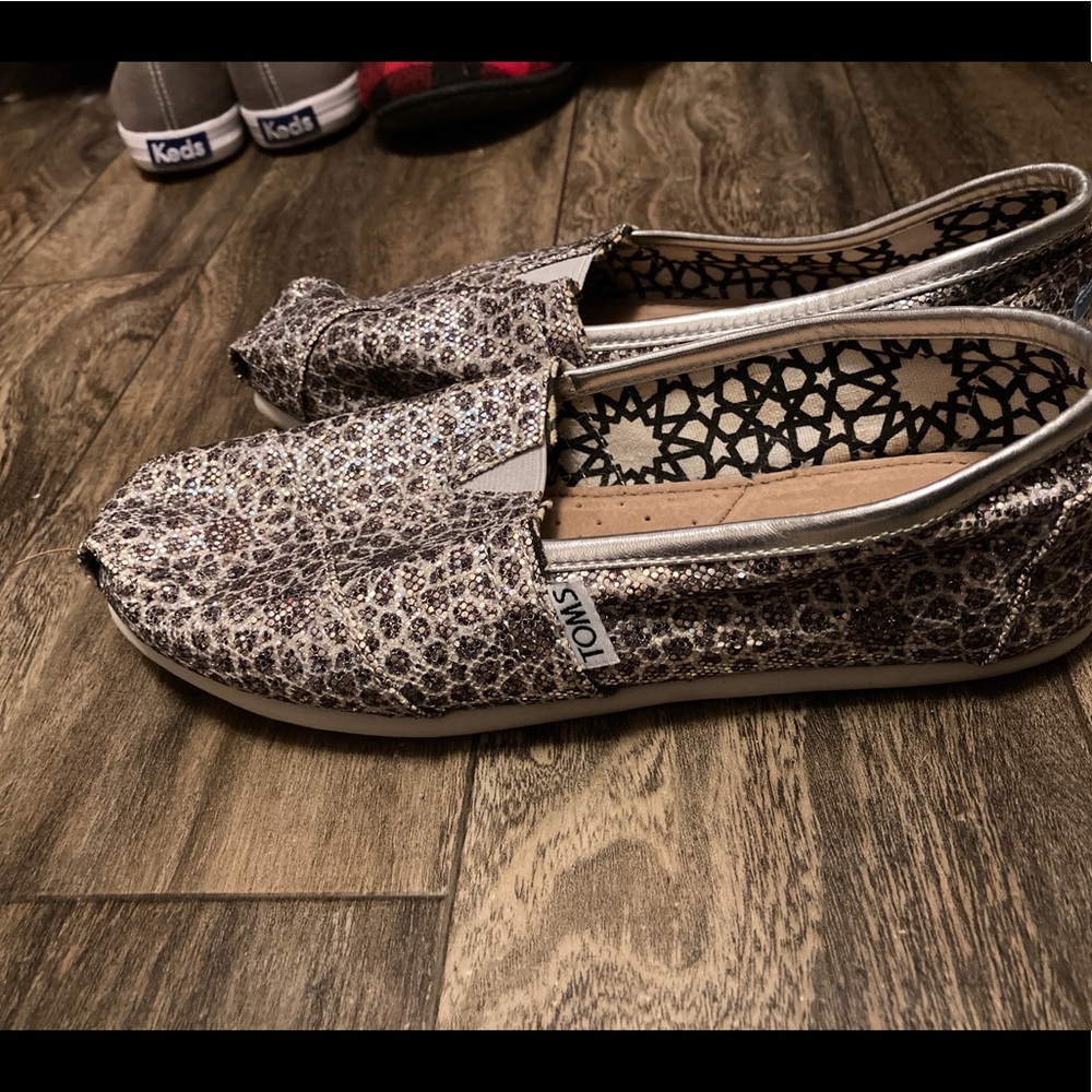 Womens tom slip ons size 6